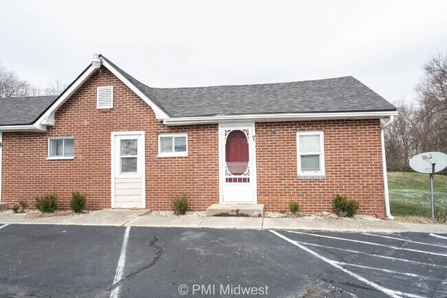 2142 W US Hwy 40-Unit -Apt 7 in Greenfield, IN - Building Photo - Building Photo