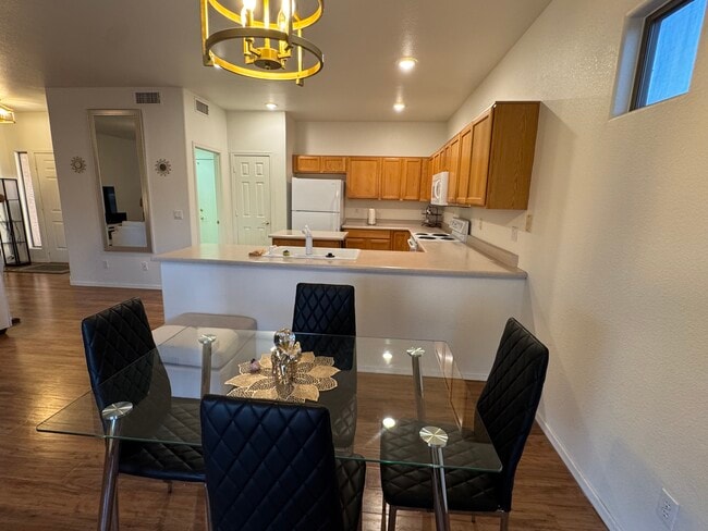 1251 E Runaway Bay Dr in Chandler, AZ - Foto de edificio - Building Photo