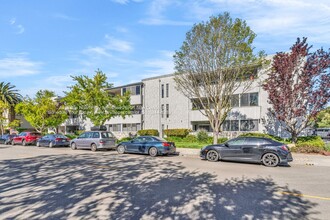 325 Kitty Hawk Rd in Alameda, CA - Foto de edificio - Building Photo