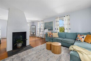 37 Concord Dr in Middletown, RI - Building Photo