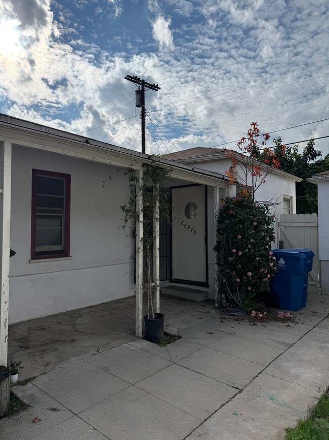 6627 Farmdale Ave, Unit 6627 Farmdale Ave