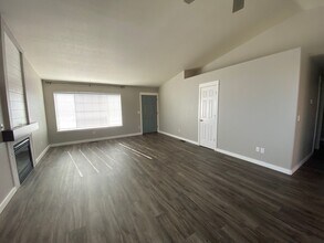 1561 NW Spruce Ave in Redmond, OR - Building Photo - Building Photo