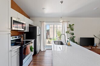 1919 SE 80th Ave in Portland, OR - Building Photo - Building Photo