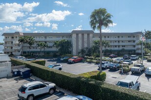 Landings East in North Palm Beach, FL - Building Photo