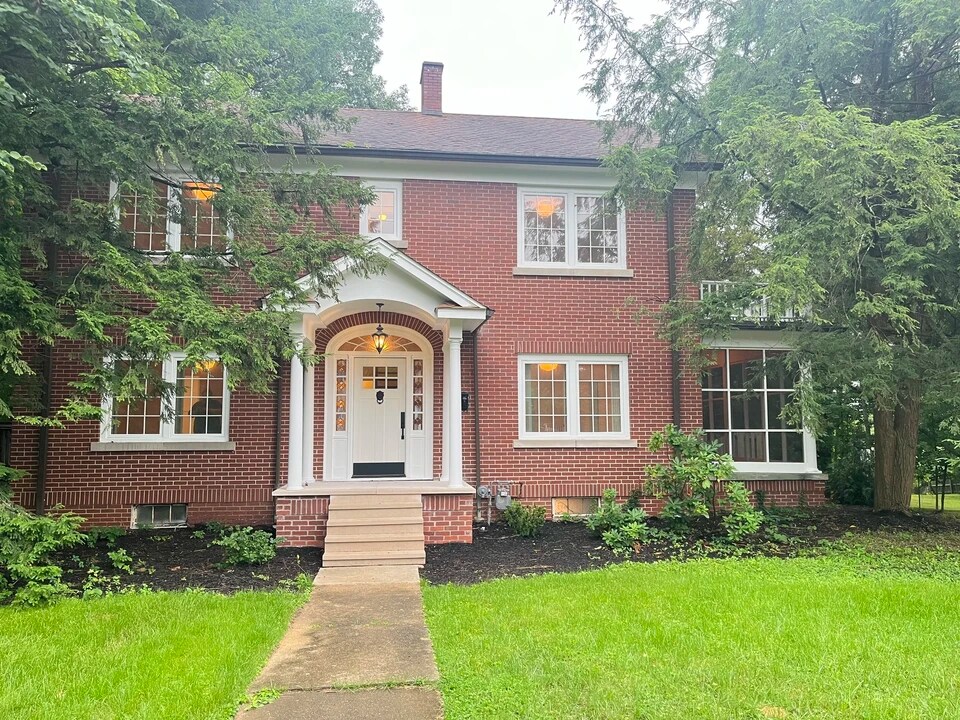 1300 E 1st St in Bloomington, IN - Foto de edificio