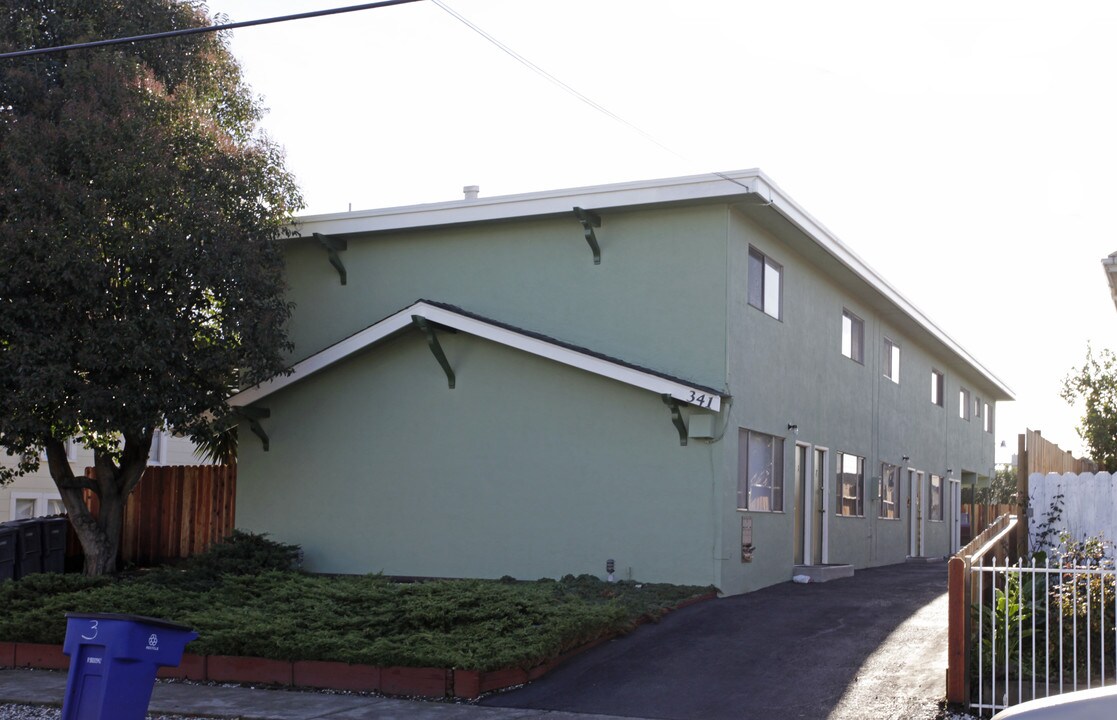 Dalton Place in San Leandro, CA - Building Photo