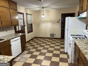 1530 Oleander Ln SW in Lilburn, GA - Building Photo - Building Photo