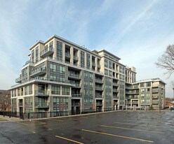 21 Clairtrell Rd in Toronto, ON - Building Photo