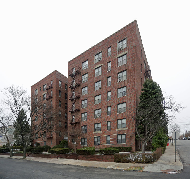 Hartley Park Manor in Mount Vernon, NY - Building Photo