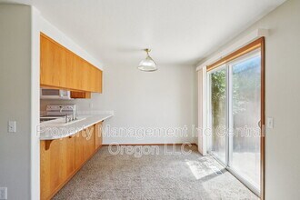 2118 Baines Blvd in Hubbard, OR - Building Photo - Building Photo