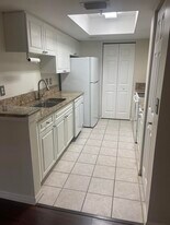 400 Crestwood Ct N in Royal Palm Beach, FL - Building Photo