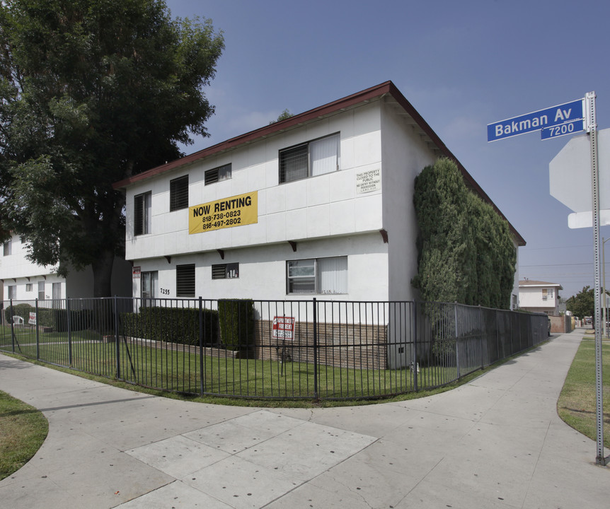 7255 Bakman Ave in Sun Valley, CA - Foto de edificio