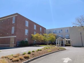 River Street Commons - 55+ Community in Red Bank, NJ - Foto de edificio - Building Photo