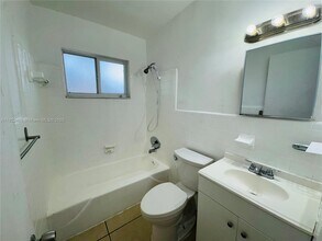 2540 NE 181st St-Unit -1 in North Miami Beach, FL - Building Photo - Building Photo