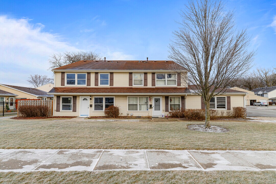 1996 Hancock Dr in Hoffman Estates, IL - Building Photo