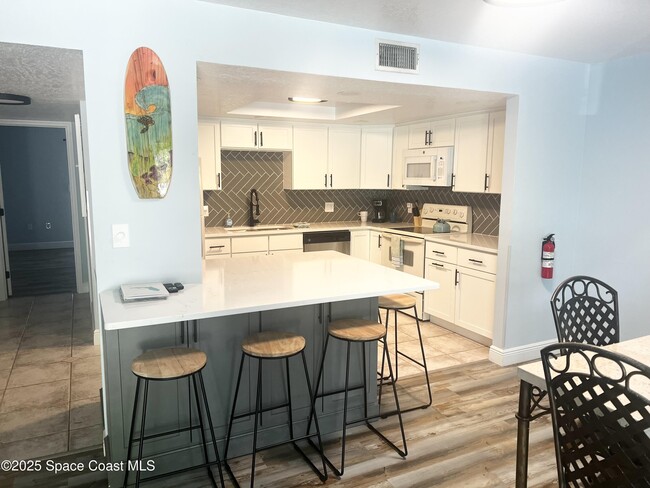 105 Riverside Dr in Cape Canaveral, FL - Foto de edificio - Building Photo