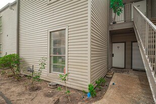9707 Richmond Ave. in Houston, TX - Building Photo