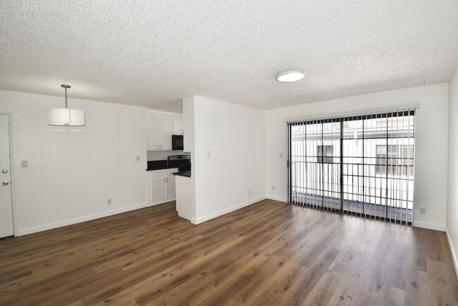 5921 Whitsett Ave, Unit 216 in Los Angeles, CA - Foto de edificio - Building Photo