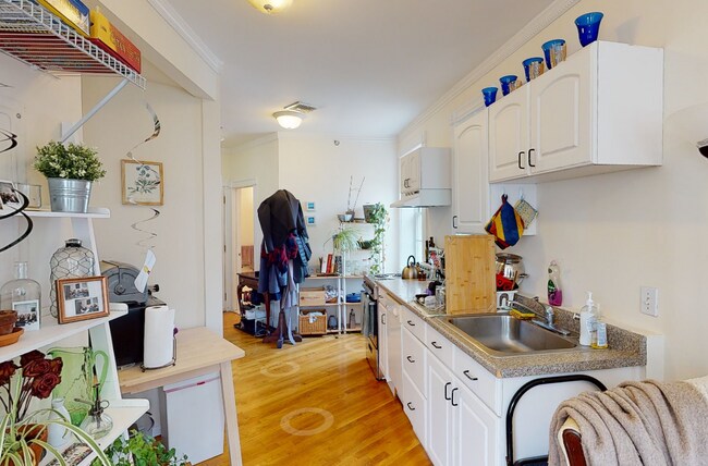 4 Bishop Allen Dr, Unit 1 in Cambridge, MA - Building Photo - Building Photo