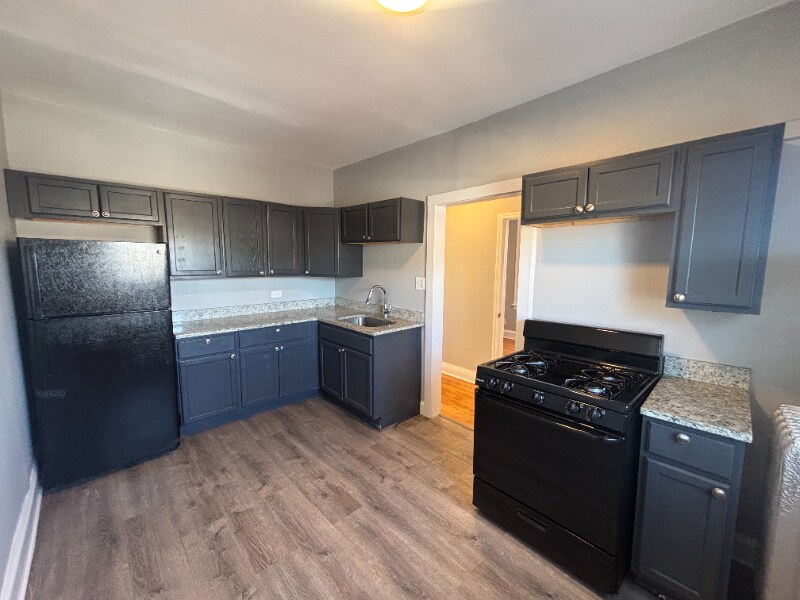 652-658 E 81st St in Chicago, IL - Building Photo