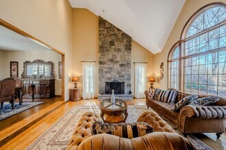 723 Laurie Ln in Orange, CT - Foto de edificio - Building Photo