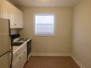 2551 NW 13th St in Miami, FL - Building Photo - Building Photo