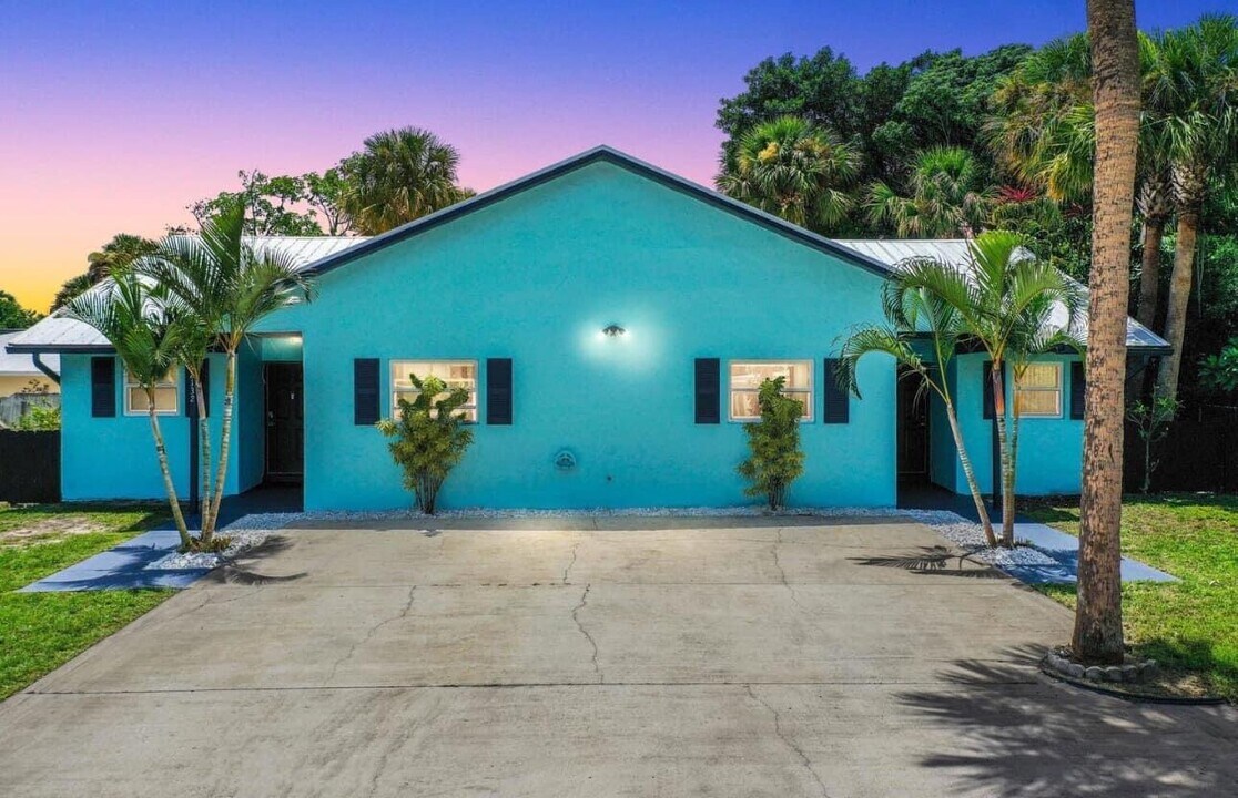 2134 NE Pelican Ter in Jensen Beach, FL - Building Photo