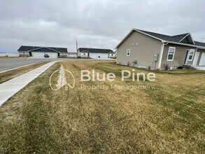 5844 Wildrose Ave in Ammon, ID - Building Photo - Building Photo