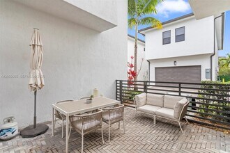 8249 NW 46th St in Doral, FL - Building Photo - Building Photo