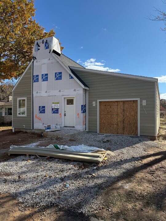 1506 W Meadowmere St in Springfield, MO - Foto de edificio