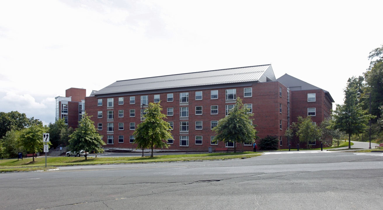 Centennial Hall in Danbury, CT - Foto de edificio