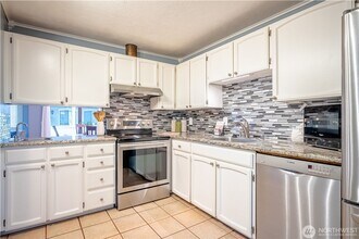 10211 NE 16th Pl in Bellevue, WA - Building Photo - Building Photo