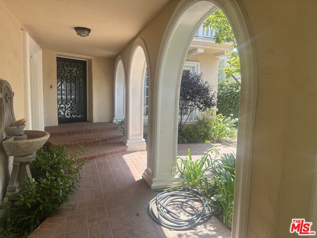 320 S McCarty Dr in Beverly Hills, CA - Building Photo - Building Photo