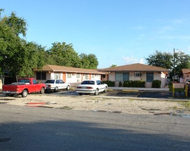 1315 NE 127th St in Miami, FL - Foto de edificio - Building Photo