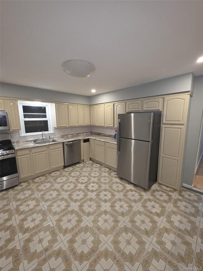 915 11th St in West Babylon, NY - Building Photo - Building Photo