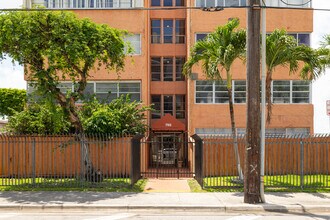 750 NW 43rd Ave in Miami, FL - Foto de edificio - Building Photo