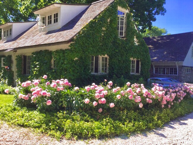 190 Cross Hwy, Unit Front apt. in Westport, CT - Foto de edificio - Building Photo