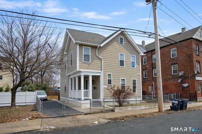 687 Hallett St in Bridgeport, CT - Building Photo - Building Photo