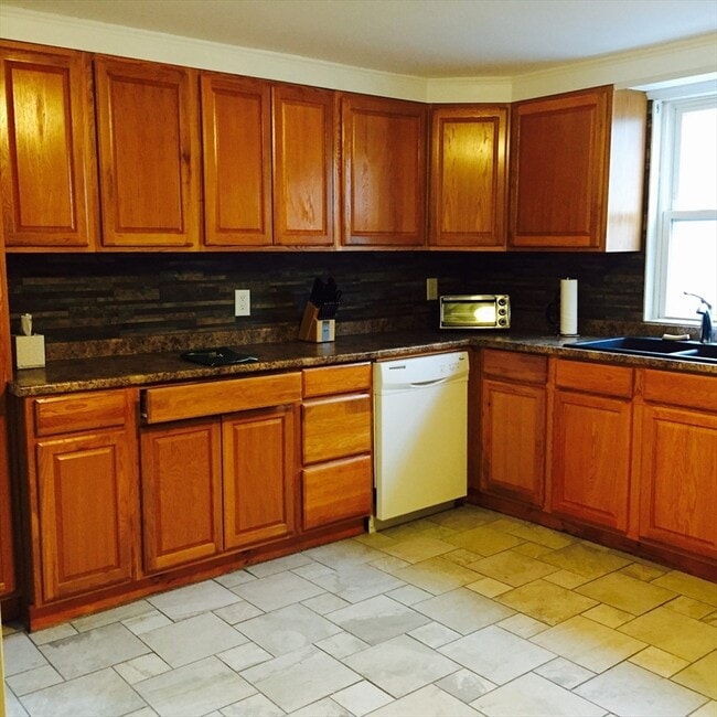 9 Hall St in Waltham, MA - Foto de edificio - Building Photo