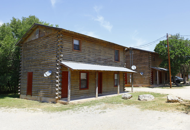 Log Cabin Apartments in Bandera, TX - Foto de edificio - Building Photo