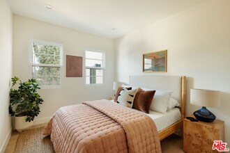 1016 Manzanita St in Los Angeles, CA - Building Photo - Building Photo