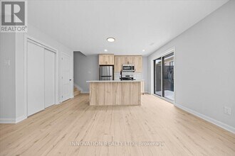 801 Glenroy Gilbert Dr in Ottawa, ON - Building Photo - Building Photo