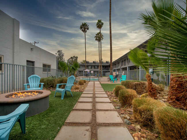 Coronado Flats in Phoenix, AZ - Building Photo - Building Photo