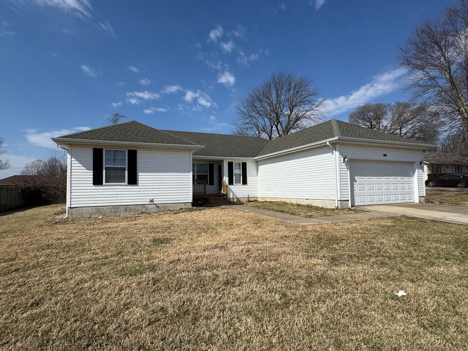 1337 S Illinois Ave in Republic, MO - Building Photo