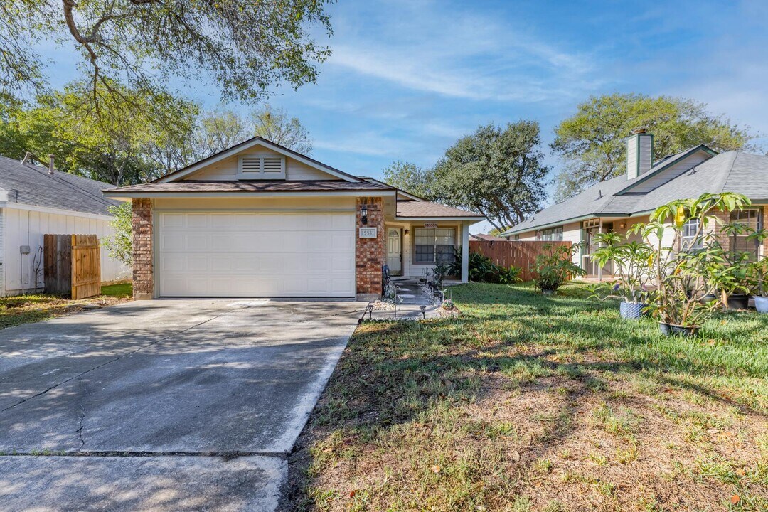 15531 Knollglade in San Antonio, TX - Building Photo