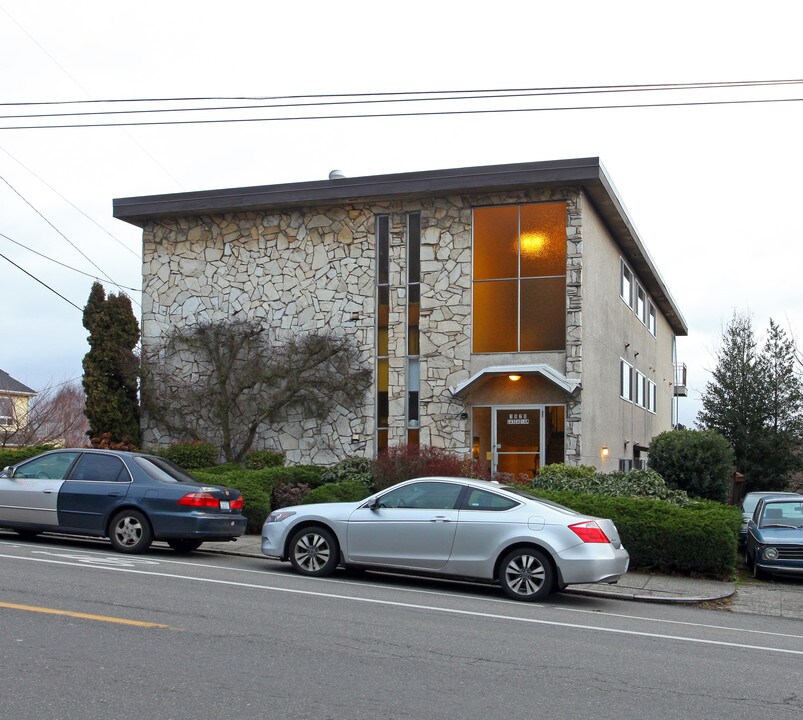 Cascadian Apartments in Seattle, WA - Building Photo