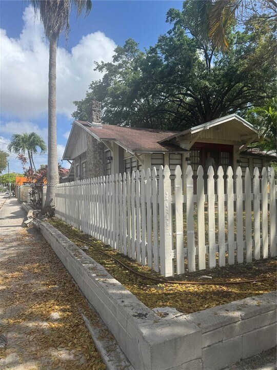 877 SW 2nd St in Miami, FL - Building Photo