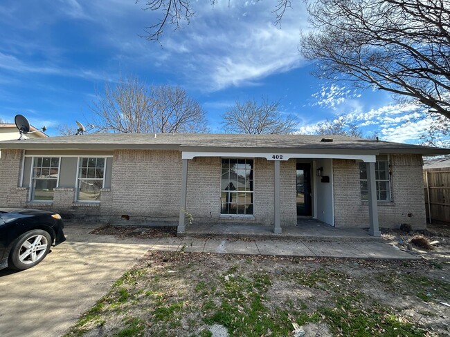 402 Nickens Rd in Garland, TX - Foto de edificio - Building Photo