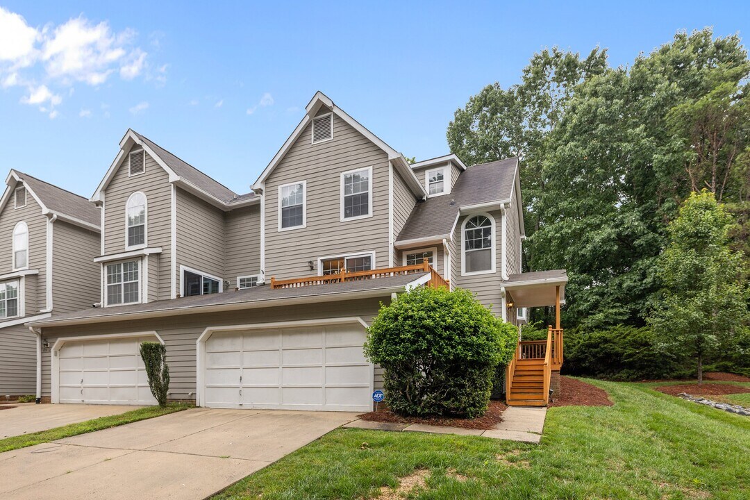 8910 St Pierre Ln in Charlotte, NC - Building Photo