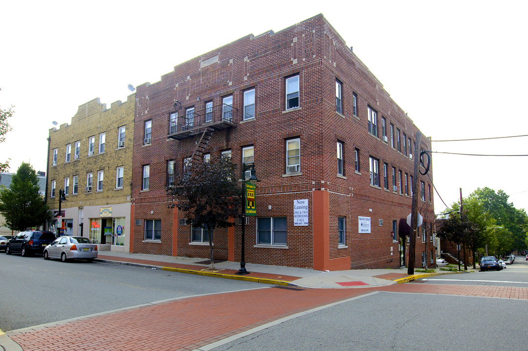 Park West Terrace in East Rutherford, NJ - Building Photo